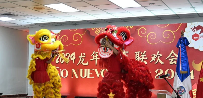 Faroles, colores y un dragón adornan fiesta de Año Nuevo Chino 2024