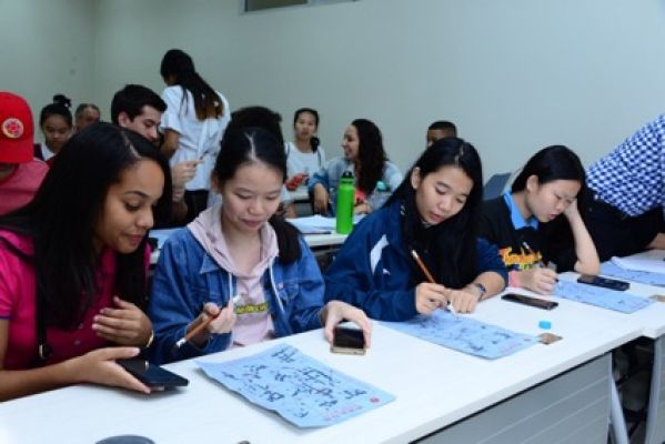 Primer concurso de dictado de caracteres chinos