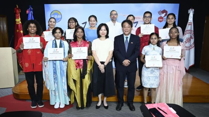 Estudiantes universitarios y de secundaria compiten en el Puente Chino 2024